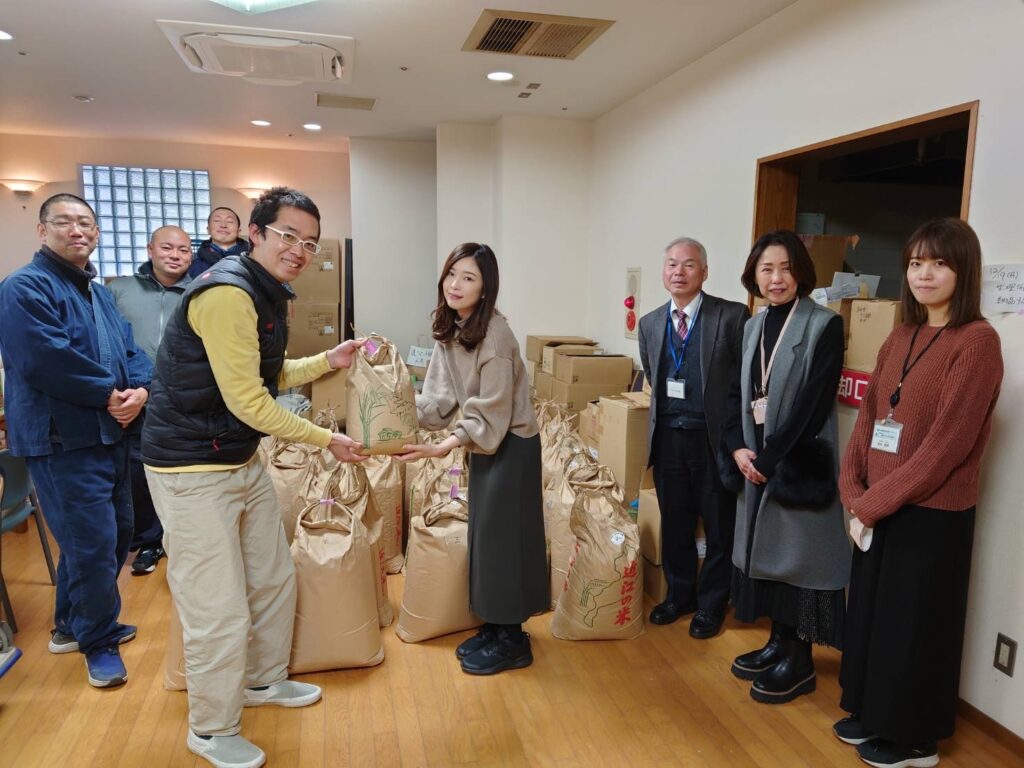 滋賀県社会福祉協議会職員にお米を寄託する滋賀浄青会員